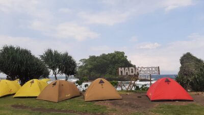 Camping Ground Sambil Menikmati Keindahan Suasana Malam Pantai Madasari