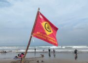 Seorang Wisatawan Asal Bandung Nyaris Tenggelam Terseret Arus Pantai Pangandaran, Diselamatkan Anggota Lifeguard