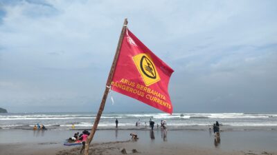 Seorang Wisatawan Asal Bandung Nyaris Tenggelam Terseret Arus Pantai Pangandaran, Diselamatkan Anggota Lifeguard