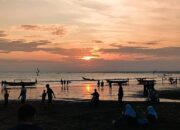 Momen Sunset Diburu Wisatawan Di Pantai Barat Pangandaran