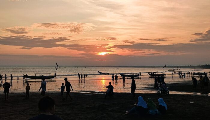 Momen Sunset Diburu Wisatawan Di Pantai Barat Pangandaran