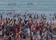 Wisatawan Memadati Pantai Pangandaran Seperti Lautan Manusia
