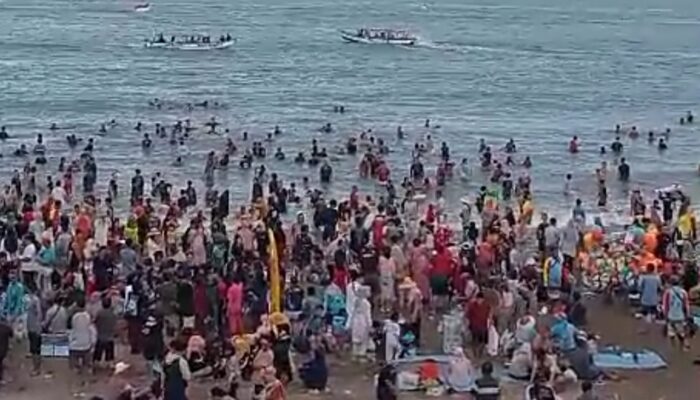 Wisatawan Memadati Pantai Pangandaran Seperti Lautan Manusia