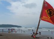 Asep Douglas Selamatkan 6 Wisatawan Yang Nyaris Tenggelam Terseret Arus Pantai Pangandaran