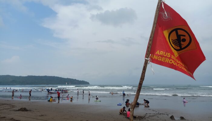 Asep Douglas Selamatkan 6 Wisatawan Yang Nyaris Tenggelam Terseret Arus Pantai Pangandaran