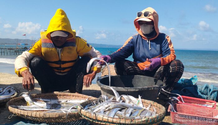 Potret Nelayan Jaring Ered Pantai Timur Pangandaran