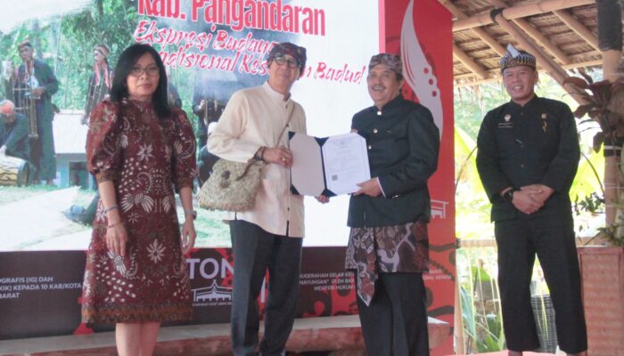 Menkumham RI Serahkan Empat Sertifikat KIK 2024 Boma Jabar Kepada Pemda Pangandaran