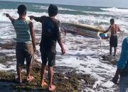 Perahu Nelayan Terbalik Dihantam Ombak Besar Di Pantai Muaragatah