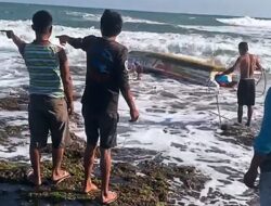 Perahu Nelayan Terbalik Dihantam Ombak Besar Di Pantai Muaragatah