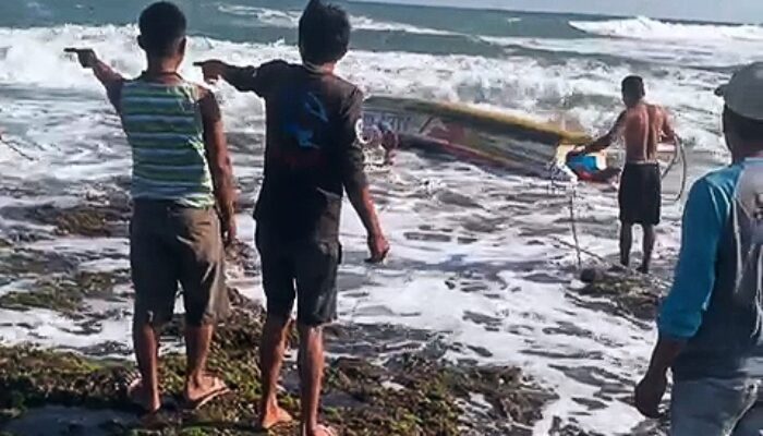 Perahu Nelayan Terbalik Dihantam Ombak Besar Di Pantai Muaragatah