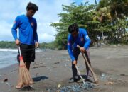 Aksi Terpuji Duck Dive Bersihkan Ubur Ubur Blue Bottle Yang Berserakan Di Pantai Batukaras