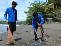 Aksi Terpuji Duck Dive Bersihkan Ubur Ubur Blue Bottle Yang Berserakan Di Pantai Batukaras