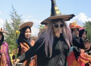 Karnaval Syukuran Nelayan Bojongsalawe, Ada Peserta Gunakan Kostum Nenek Sihir Curi Perhatian Penonton
