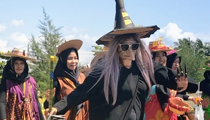 Karnaval Syukuran Nelayan Bojongsalawe, Ada Peserta Gunakan Kostum Nenek Sihir Curi Perhatian Penonton