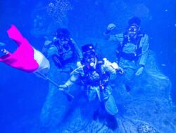 Acara 17 Agustusan, Aquarium Indonesia Pangandaran Kibarkan Bendera Merah Putih Dalam Air