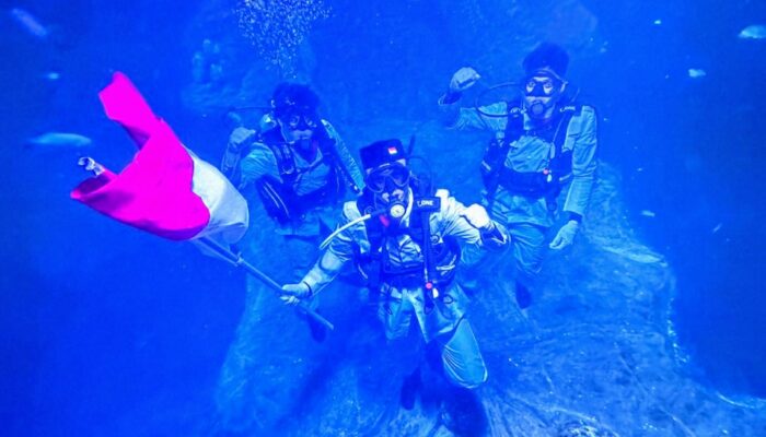 Acara 17 Agustusan, Aquarium Indonesia Pangandaran Kibarkan Bendera Merah Putih Dalam Air