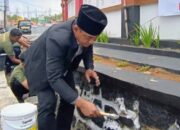Jelang Agustusan, Asep Noordin Cat Trotoar Kantor DPRD Pangandaran
