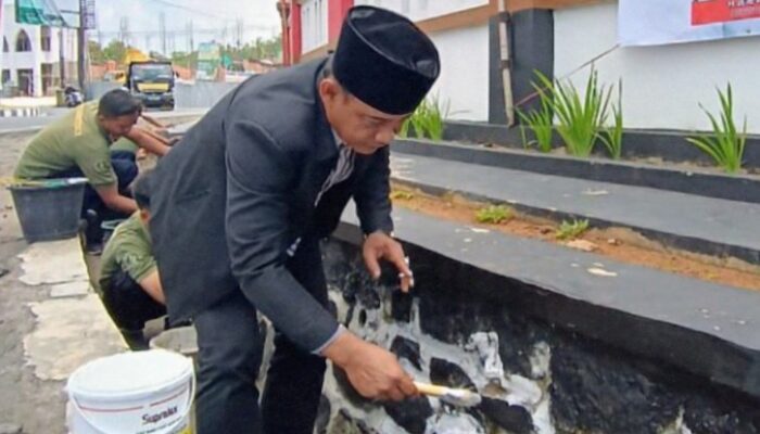 Jelang Agustusan, Asep Noordin Cat Trotoar Kantor DPRD Pangandaran