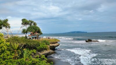 Libur Tahun Baru 2025, Pantai Batu Hiu Jadi Destinasi Favorit Wisatawan di Pangandaran