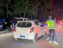 Kapolsek Pangandaran Patroli Malam Tahun Baru dengan Sepatu Roda, Curi Perhatian Wisatawan