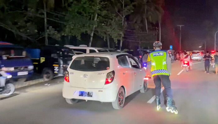 Kapolsek Pangandaran Patroli Malam Tahun Baru dengan Sepatu Roda, Curi Perhatian Wisatawan