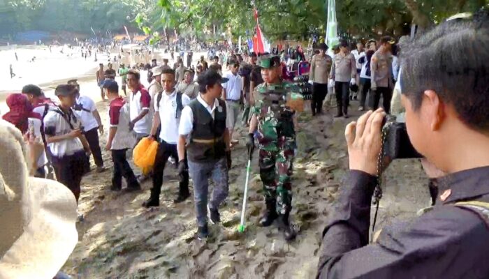 Aksi Bersih Pantai di Pangandaran, Menteri LH dan Panglima TNI Tekankan Kolaborasi Tangani Sampah Laut