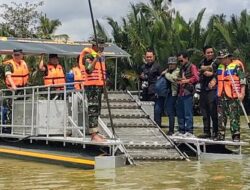 Panglima TNI dan Menteri LH Bersihkan Sungai Panireman Batukaras dengan Perahu Pemungut Sampah