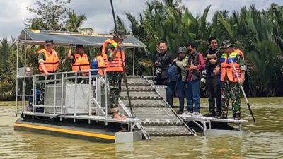 Panglima TNI dan Menteri LH Bersihkan Sungai Panireman Batukaras dengan Perahu Pemungut Sampah