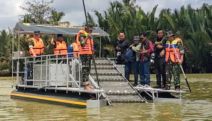 Panglima TNI dan Menteri LH Bersihkan Sungai Panireman Batukaras dengan Perahu Pemungut Sampah