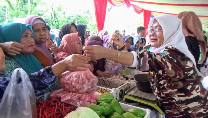 Antusiasme Warga Sambut TMMD Ke-123, Stand Pangan Murah Diserbu Pembeli