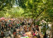 Pantai Batukaras Dipenuhi Pengunjung Saat Tradisi Munggahan Menjelang Ramadhan 1446 H