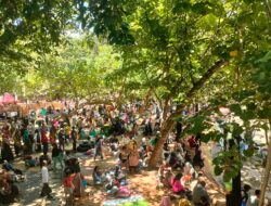 Pantai Batukaras Dipenuhi Pengunjung Saat Tradisi Munggahan Menjelang Ramadhan 1446 H