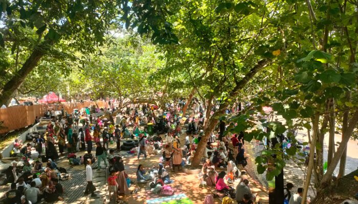 Pantai Batukaras Dipenuhi Pengunjung Saat Tradisi Munggahan Menjelang Ramadhan 1446 H