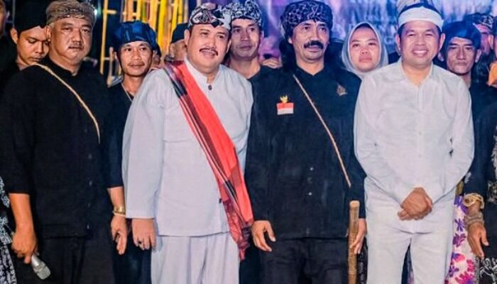 Kang Dedi Mulyadi Kukuhkan Dewan Kebudayaan Daerah Pangandaran, Alun-Alun Paamprokan Jadi Lautan Manusia
