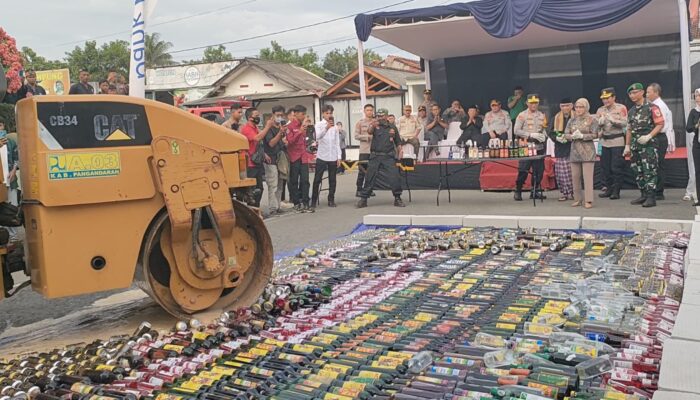 Polres Pangandaran Musnahkan 2.086 Botol Miras Hasil Operasi Pekat Lodaya 2025