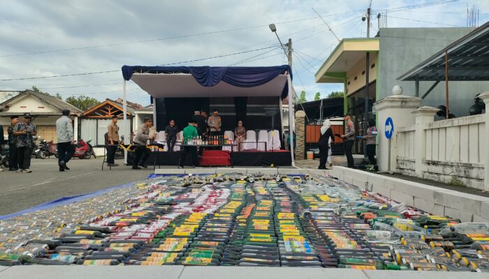 Polres Pangandaran dan Forkopimda Musnahkan 2.086 Botol Miras Hasil Sitaan