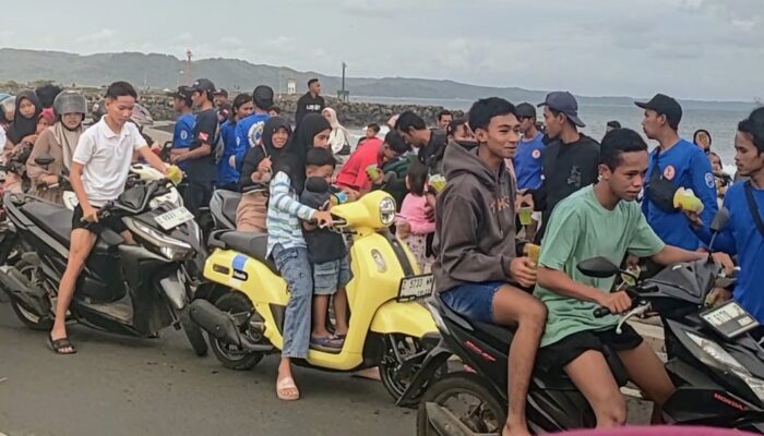 Ngabuburit Sambil Berbagi, Pangandaran Dive Club Bagikan Ratusan Takjil di Pantai Timur