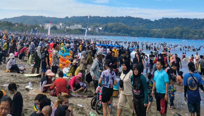 Pantai Pangandaran Jadi Primadona Libur Lebaran 2025, Balawista Catat 62 Kasus Laka Laut