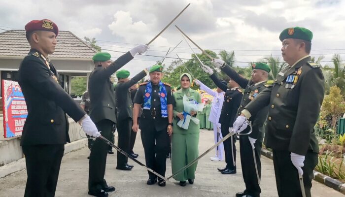 Kodim 0625 Pangandaran Gelar Tradisi Pedang Pora Sambut Dandim Baru Letkol CZI Ibnu Muntaha, M.Han