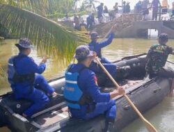 Siswa Terisolasi Banjir di Pangandaran Terpaksa Gunakan Perahu ke Sekolah, Polri-TNI Turun Tangan