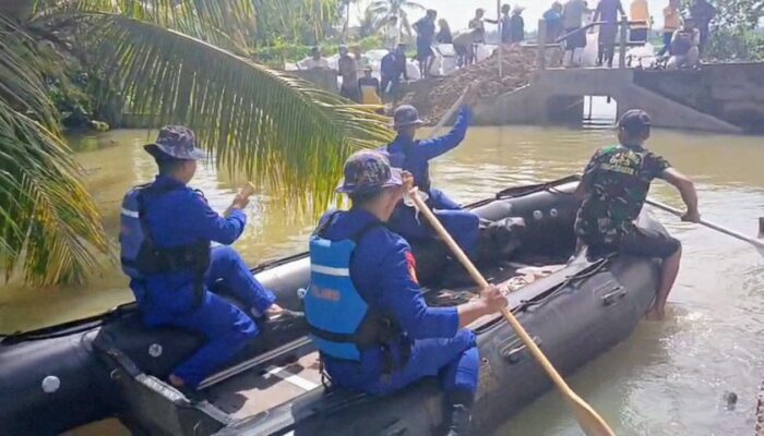 Siswa Terisolasi Banjir di Pangandaran Terpaksa Gunakan Perahu ke Sekolah, Polri-TNI Turun Tangan