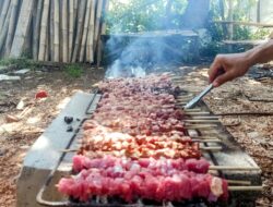 Tradisi Bakar Sate Warnai Perayaan Idul Adha di Pangandaran