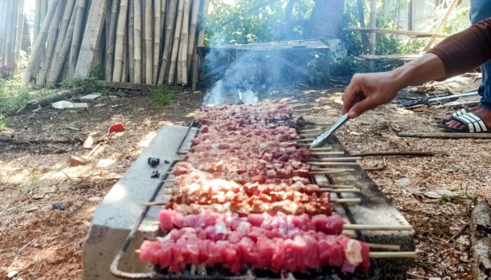 Tradisi Bakar Sate Warnai Perayaan Idul Adha di Pangandaran