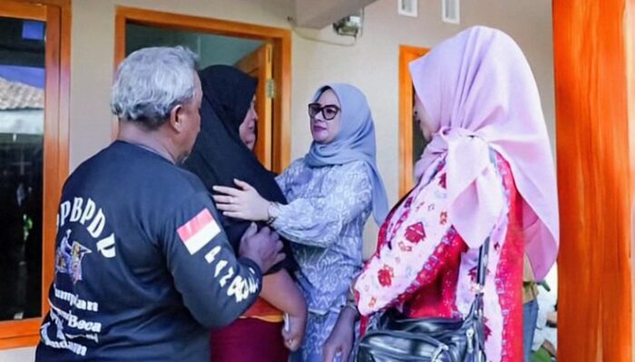 Bupati Pangandaran Bertakziah ke Rumah Duka Korban Tenggelam di Pantai Barat