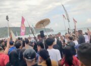 Ribuan Warga dan Wisatawan Padati Prosesi Hajat Laut di Pantai Barat Pangandaran