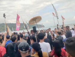 Ribuan Warga dan Wisatawan Padati Prosesi Hajat Laut di Pantai Barat Pangandaran