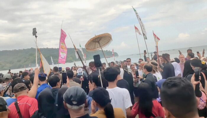 Ribuan Warga dan Wisatawan Padati Prosesi Hajat Laut di Pantai Barat Pangandaran