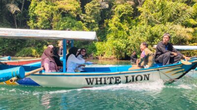 Syukuran Waluya Green Canyon, Bupati Pangandaran Turut Ramaikan Karnaval Perahu