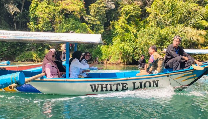 Syukuran Waluya Green Canyon, Bupati Pangandaran Turut Ramaikan Karnaval Perahu