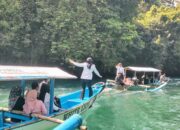 Bupati Pangandaran Curi Perhatian dengan Aksi Aura Farming di Karnaval Perahu Syukuran Waluya Green Canyon